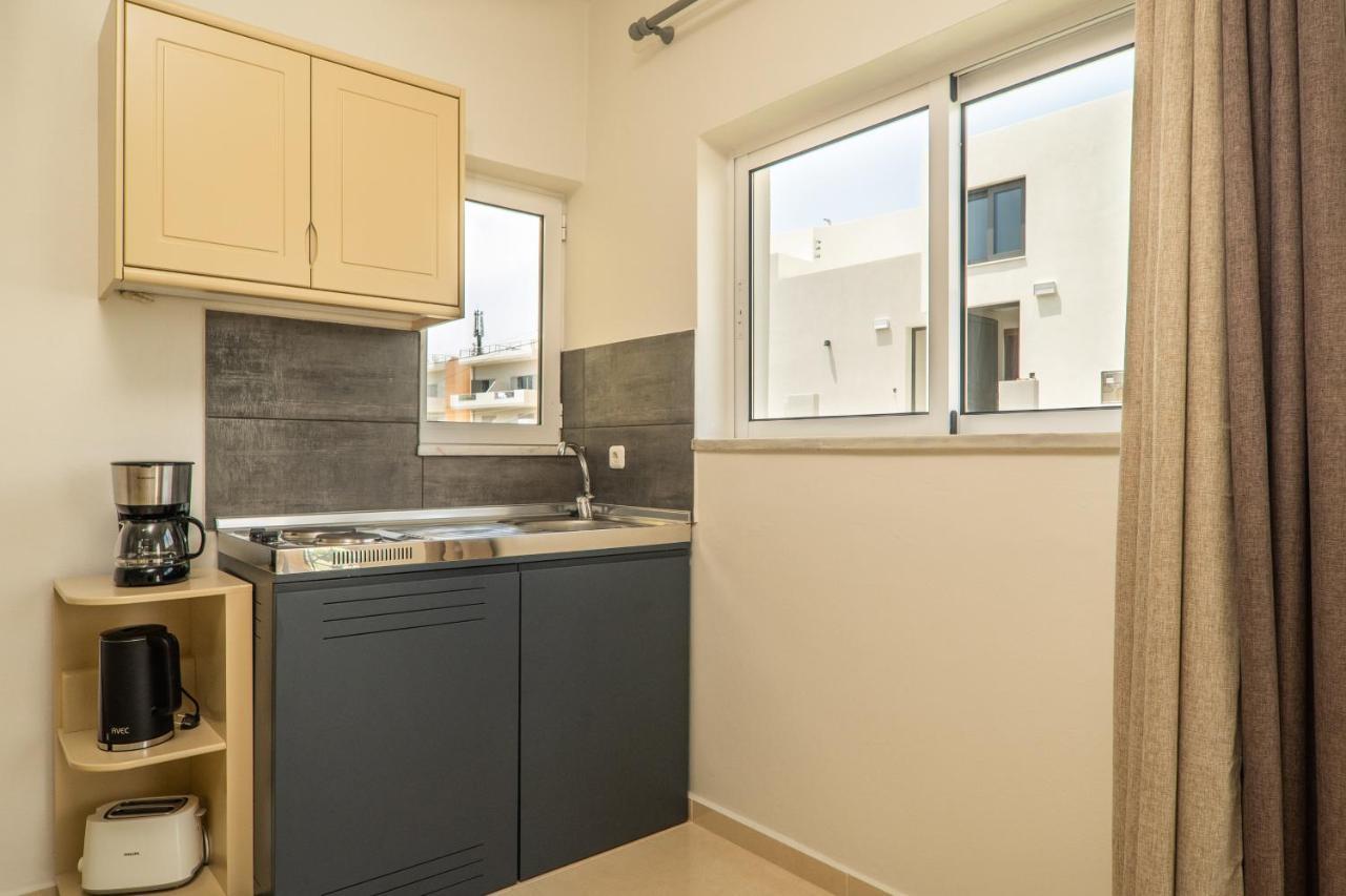 Manos Beachside Apartments Agia Marina  Ngoại thất bức ảnh