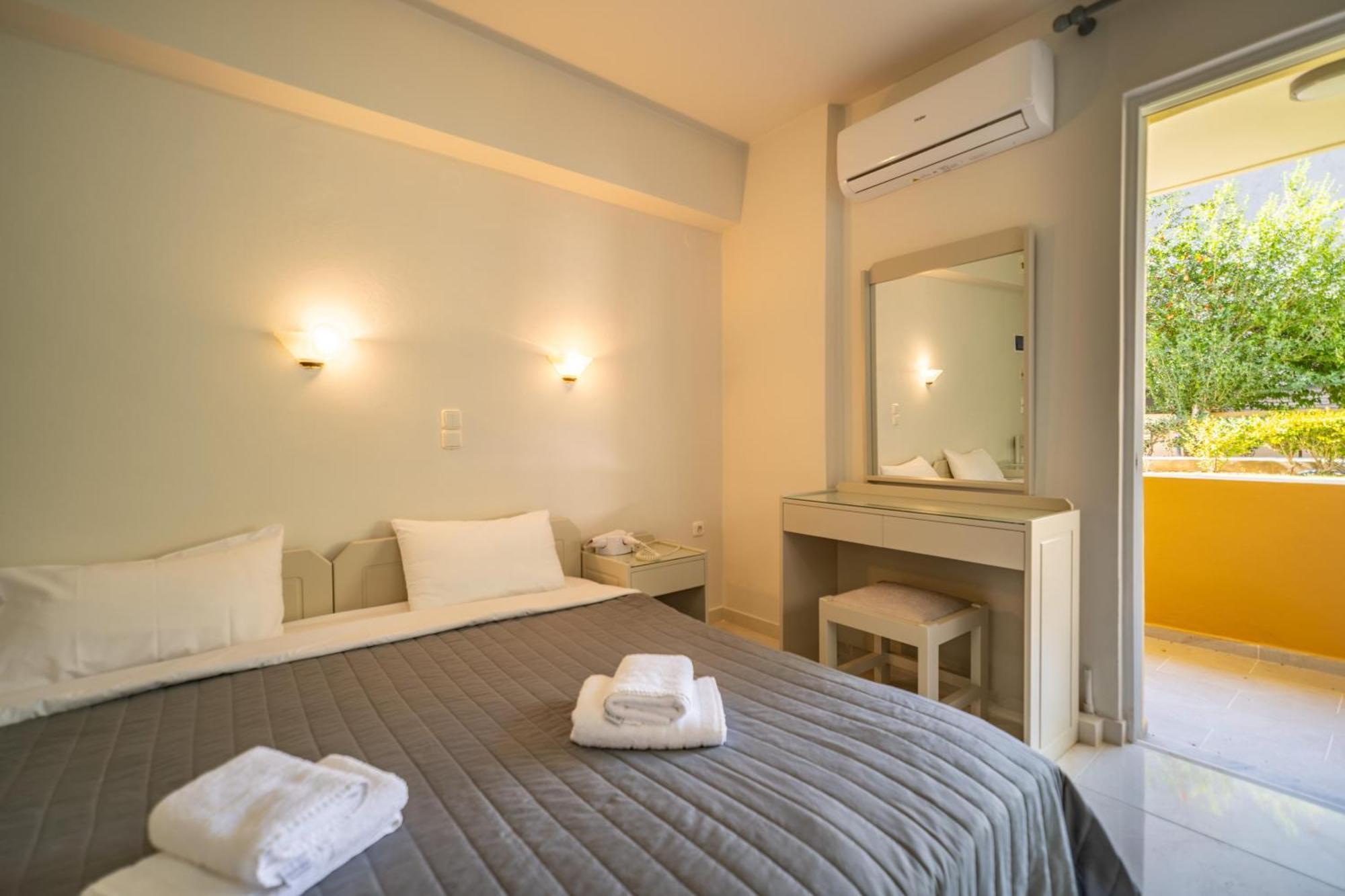 Manos Beachside Apartments Agia Marina  Ngoại thất bức ảnh