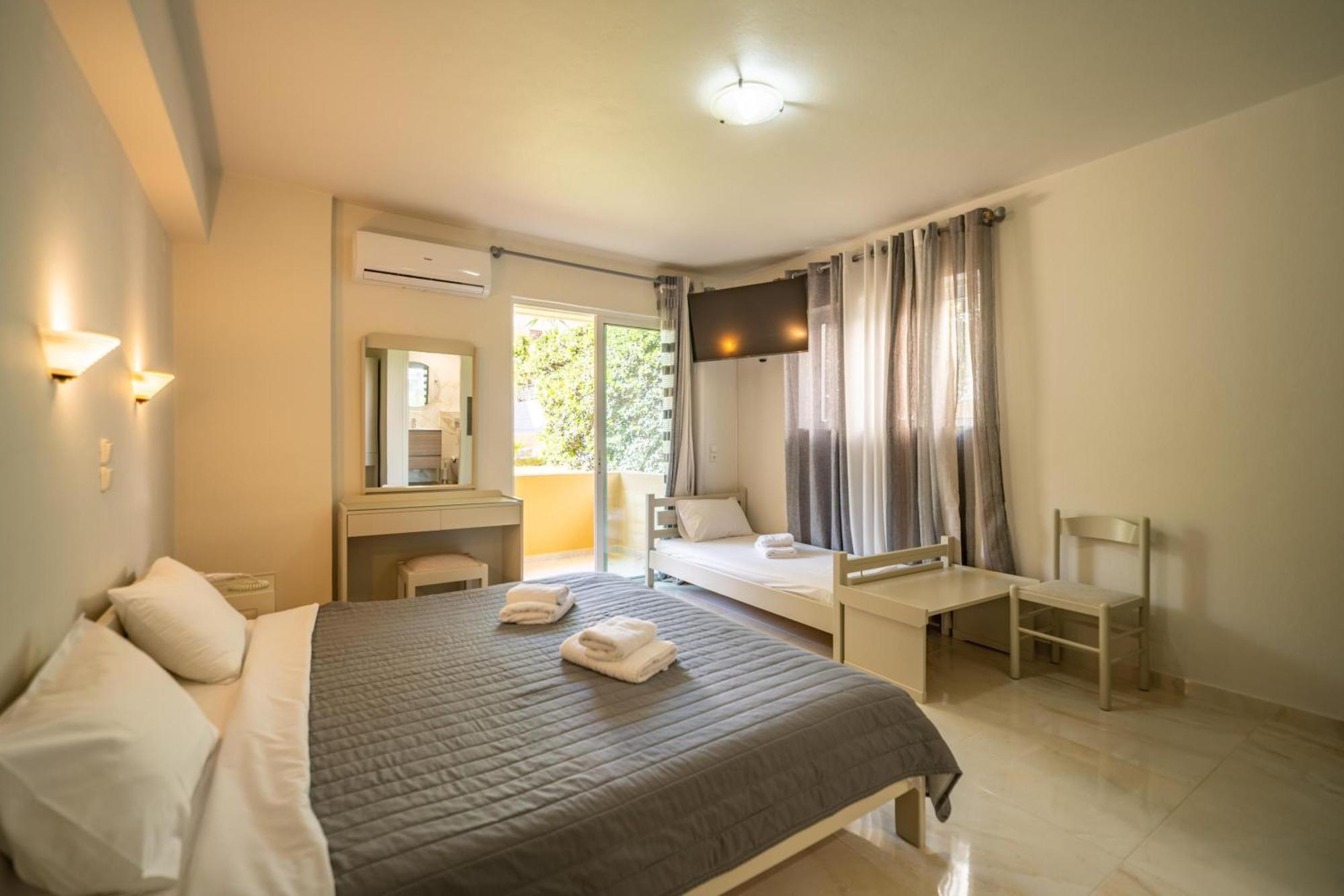 Manos Beachside Apartments Agia Marina  Ngoại thất bức ảnh