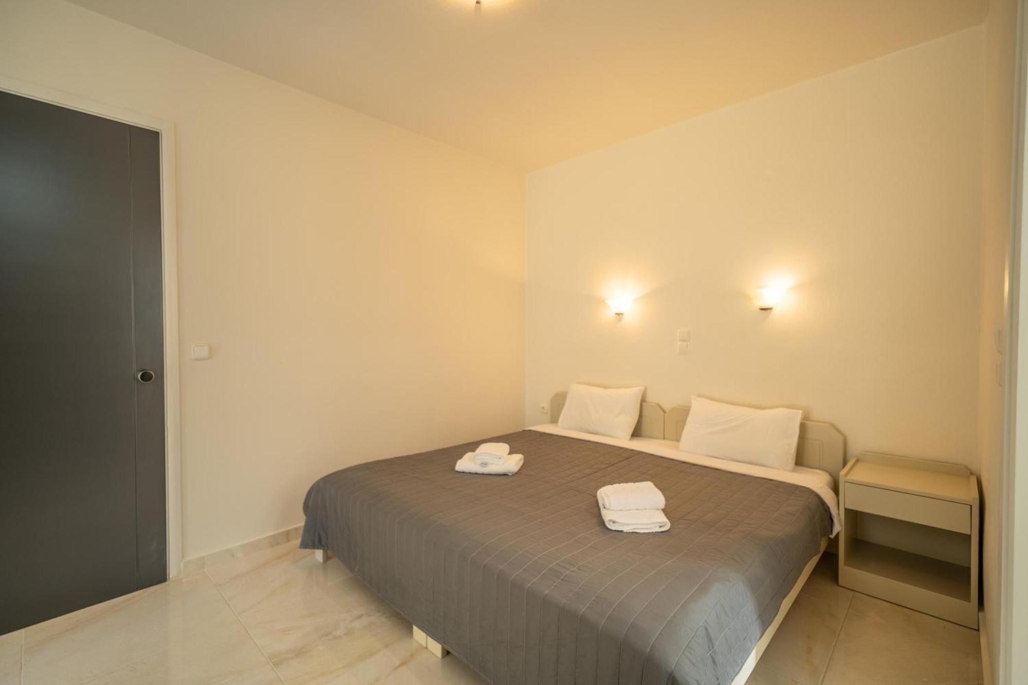 Manos Beachside Apartments Agia Marina  Ngoại thất bức ảnh