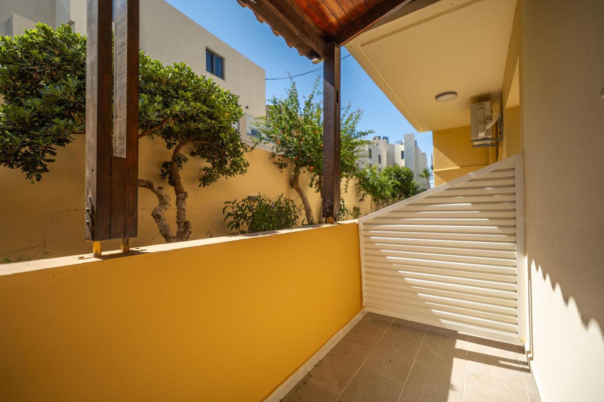 Manos Beachside Apartments Agia Marina  Ngoại thất bức ảnh