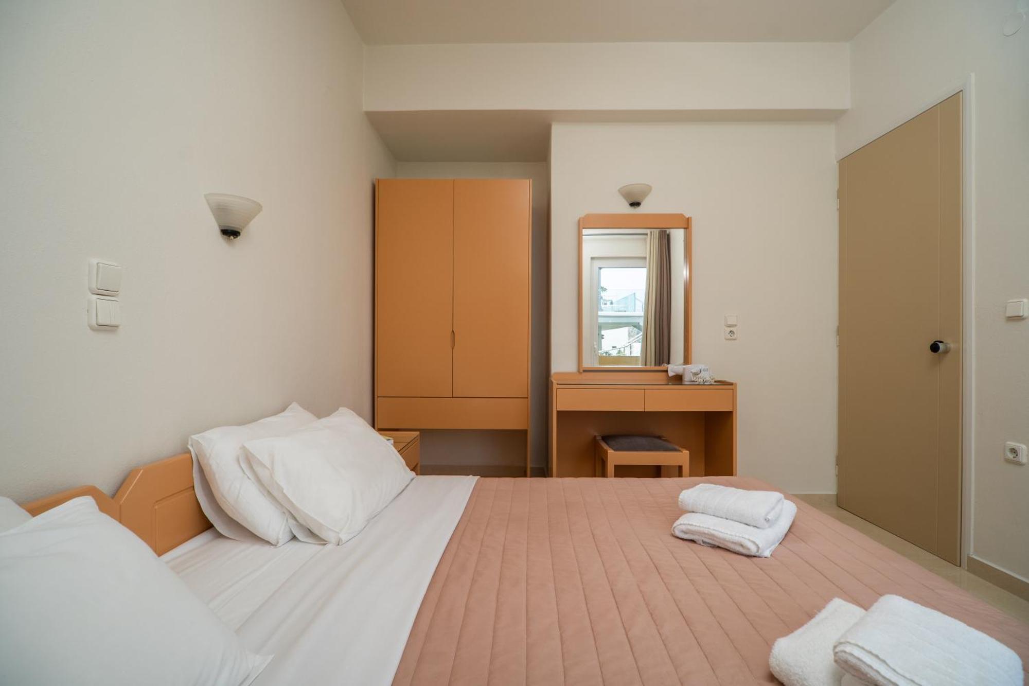 Manos Beachside Apartments Agia Marina  Phòng bức ảnh