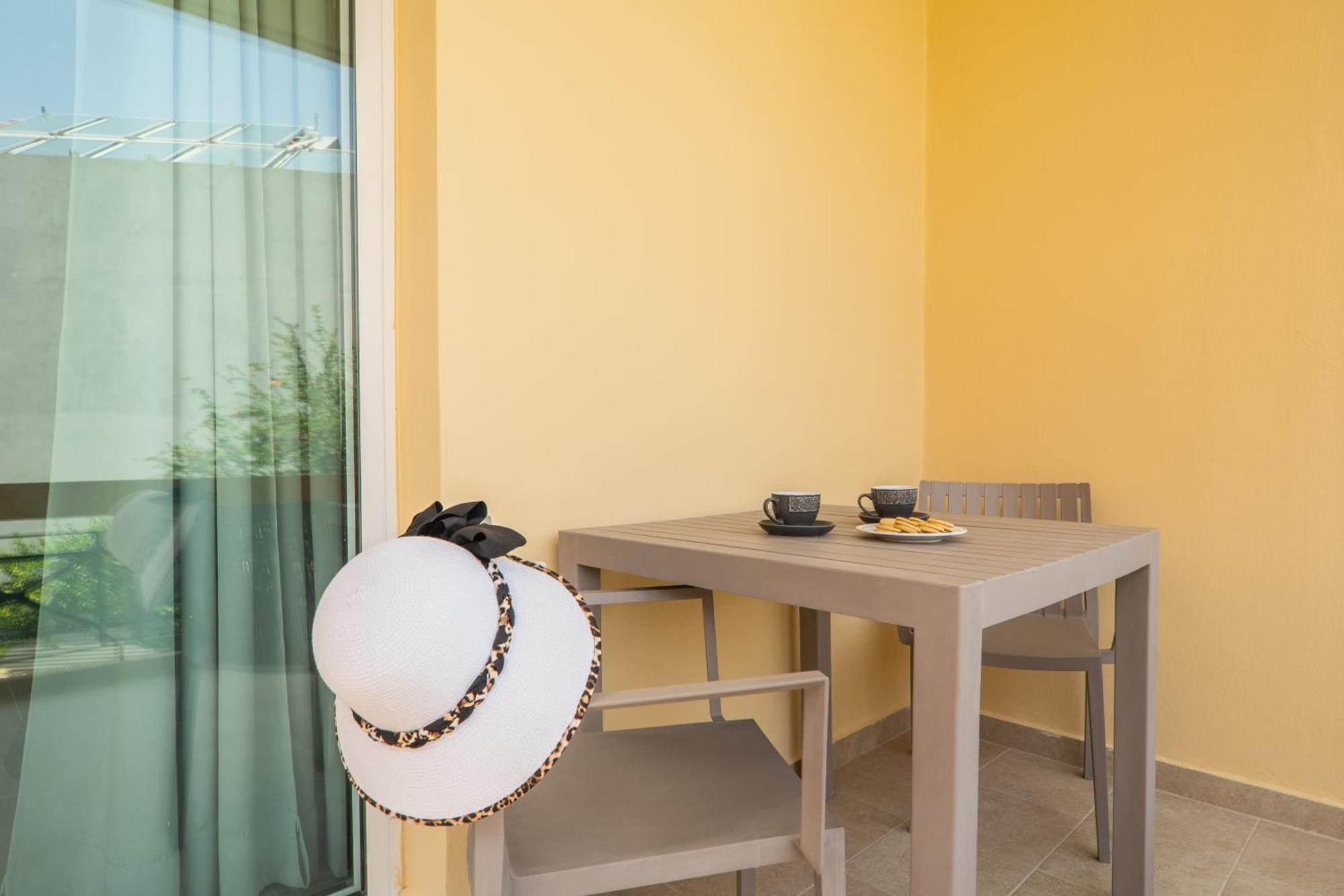 Manos Beachside Apartments Agia Marina  Phòng bức ảnh