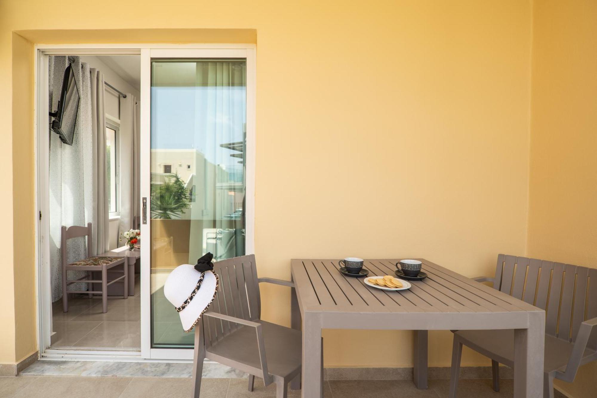 Manos Beachside Apartments Agia Marina  Phòng bức ảnh
