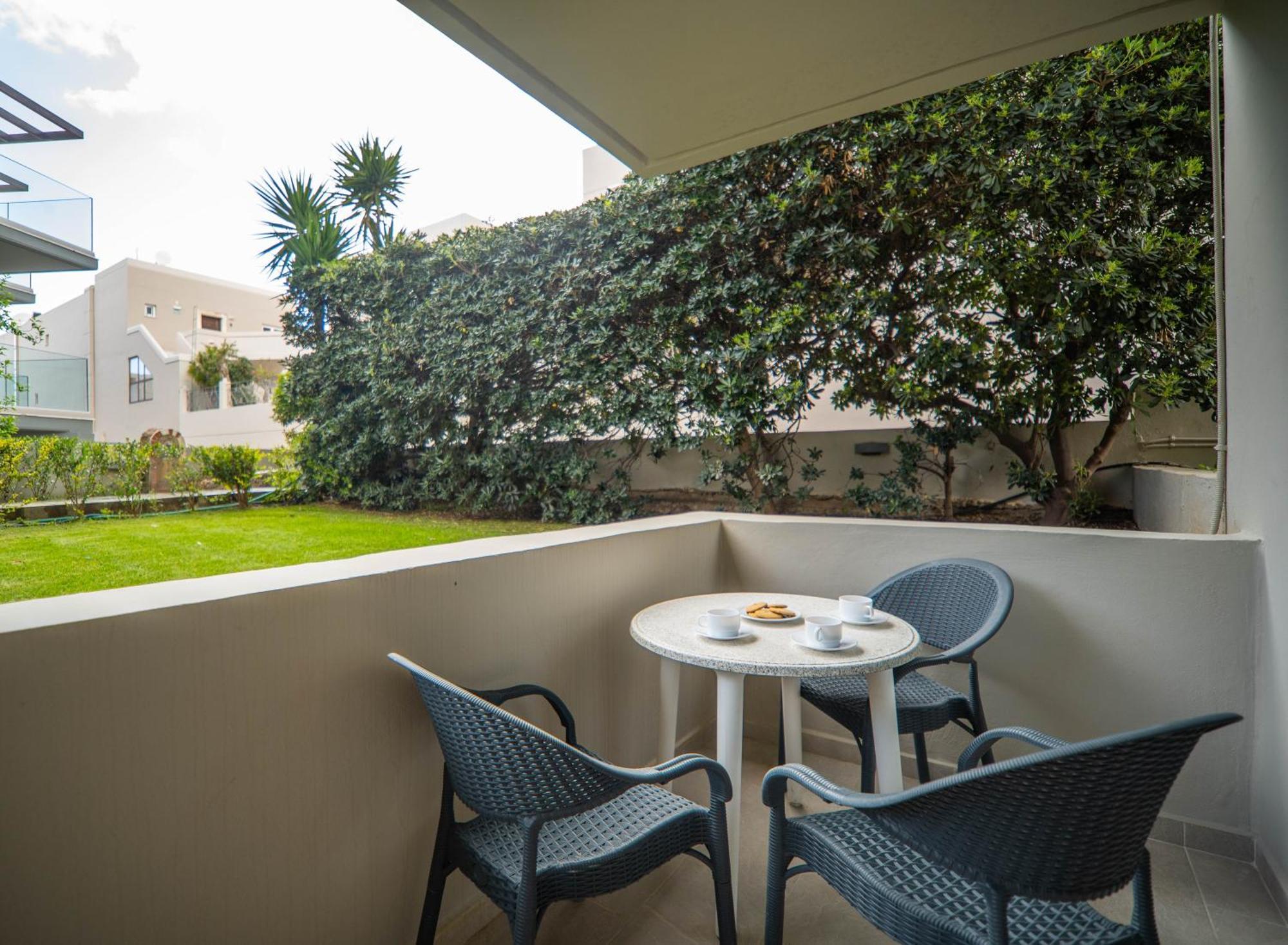 Manos Beachside Apartments Agia Marina  Ngoại thất bức ảnh