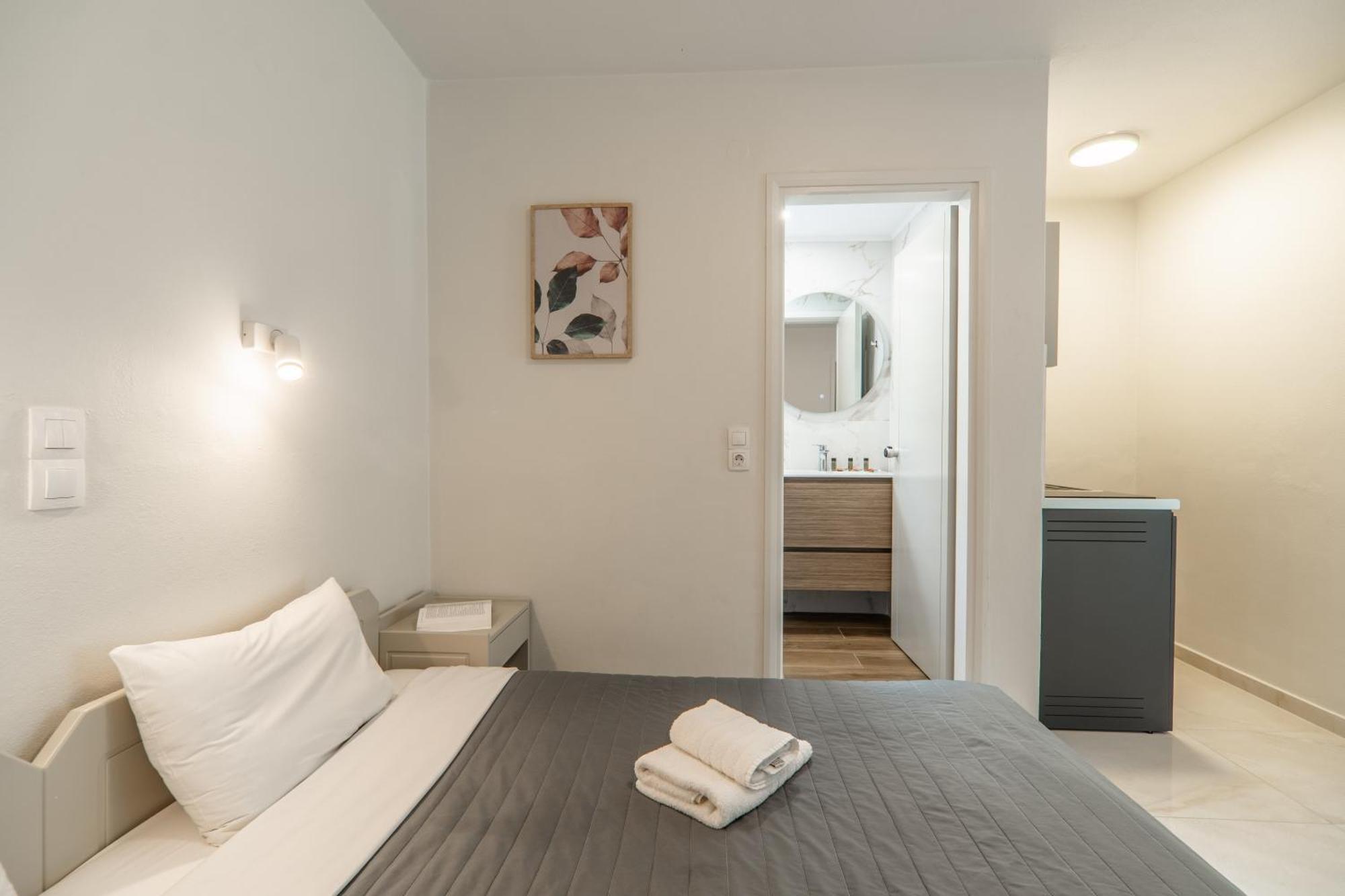Manos Beachside Apartments Agia Marina  Phòng bức ảnh