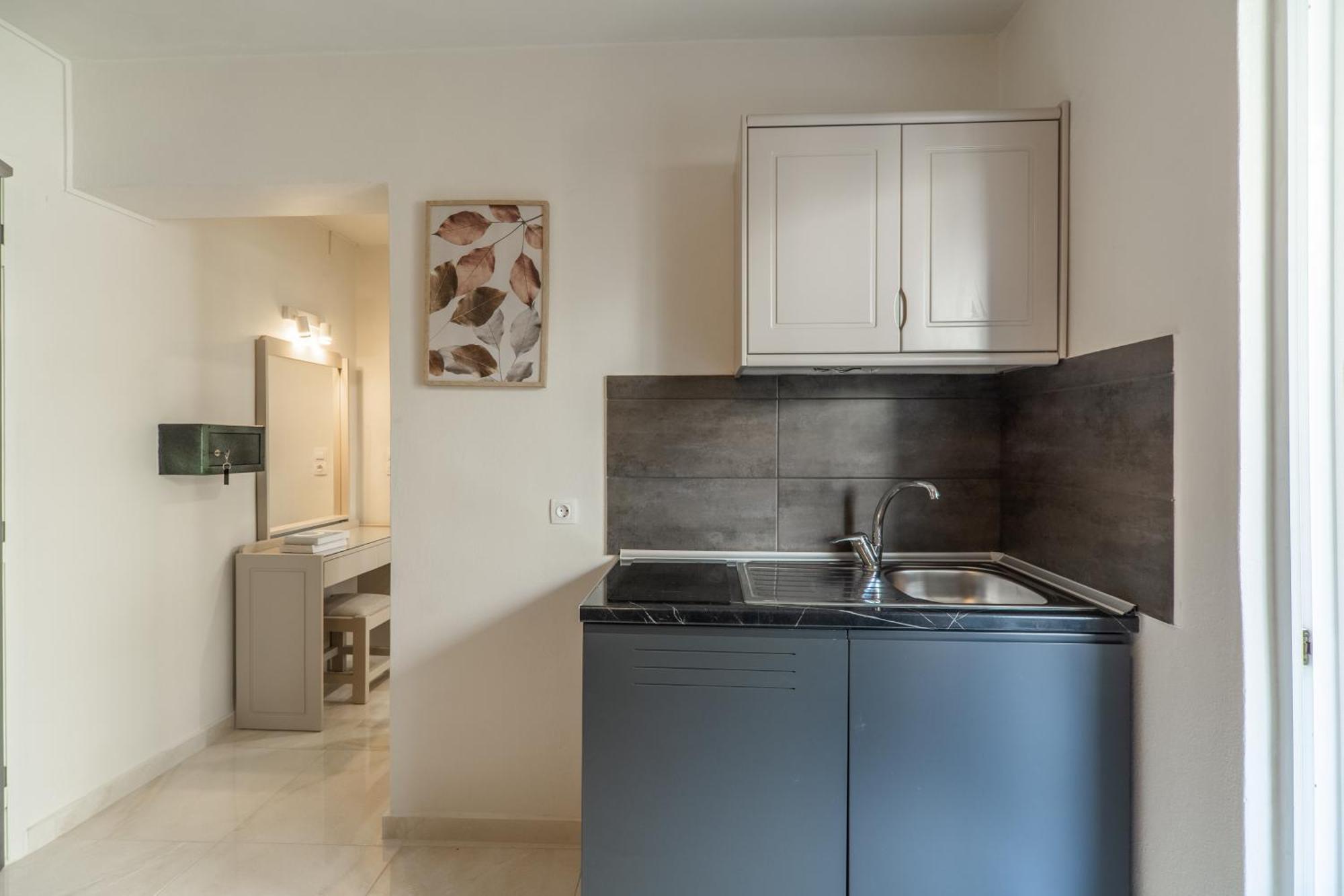 Manos Beachside Apartments Agia Marina  Phòng bức ảnh