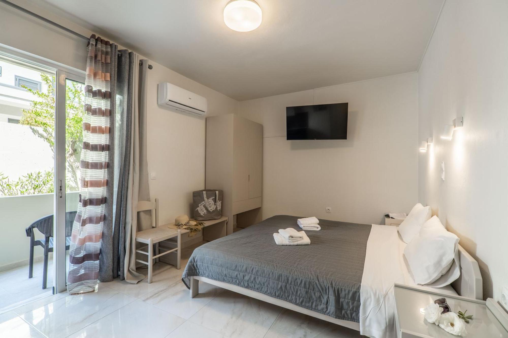 Manos Beachside Apartments Agia Marina  Ngoại thất bức ảnh
