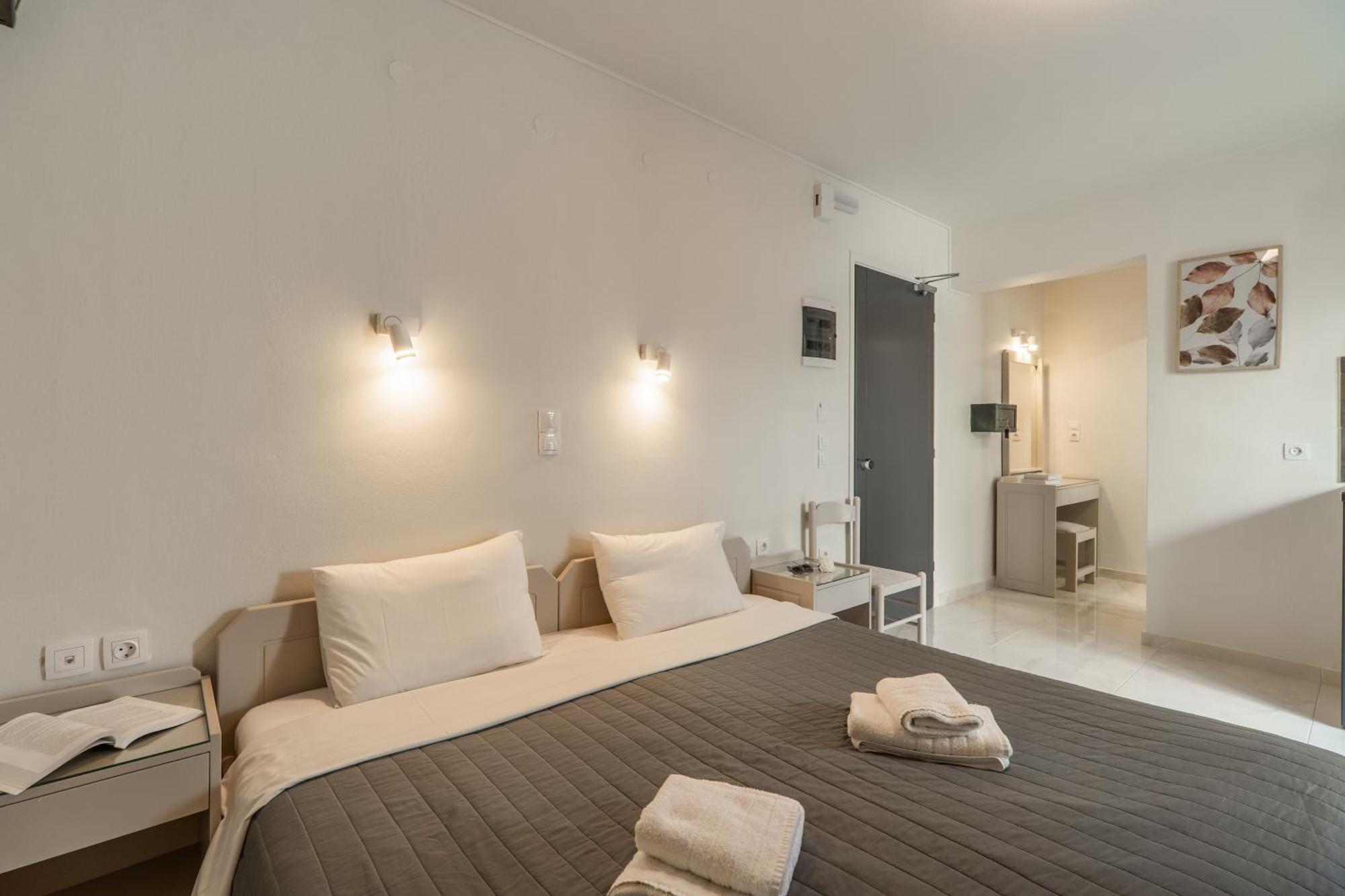 Manos Beachside Apartments Agia Marina  Ngoại thất bức ảnh