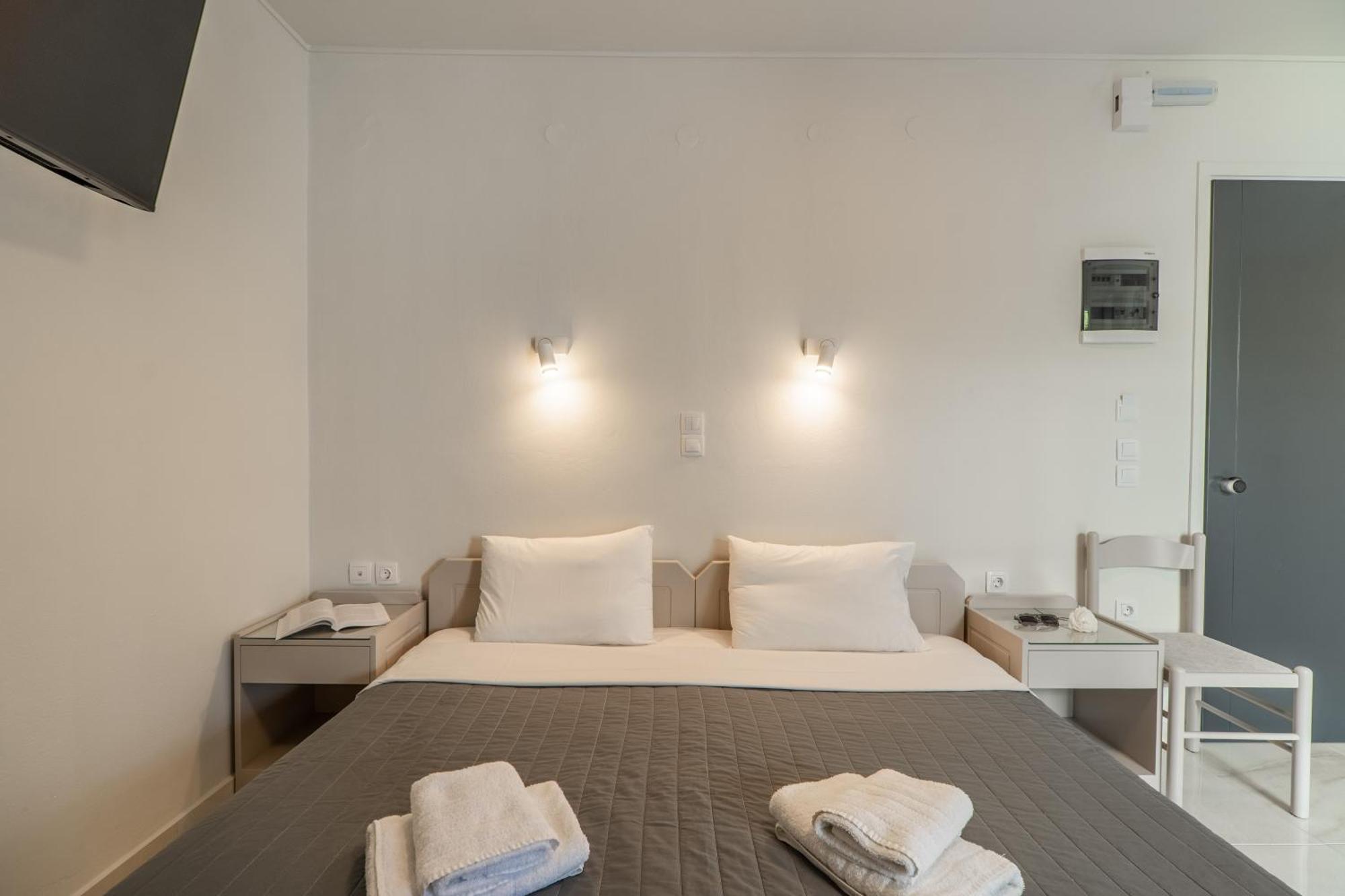 Manos Beachside Apartments Agia Marina  Phòng bức ảnh