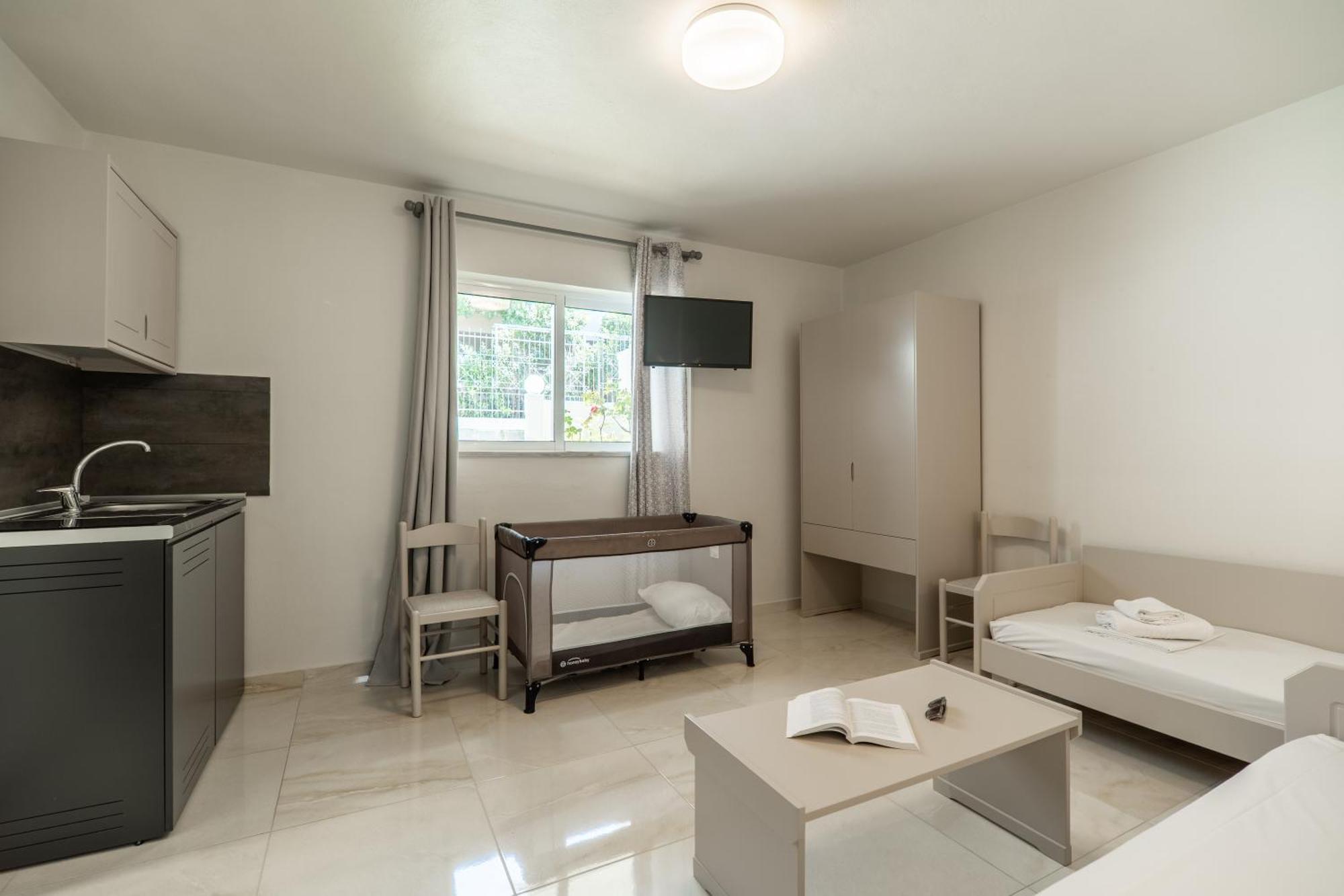 Manos Beachside Apartments Agia Marina  Phòng bức ảnh