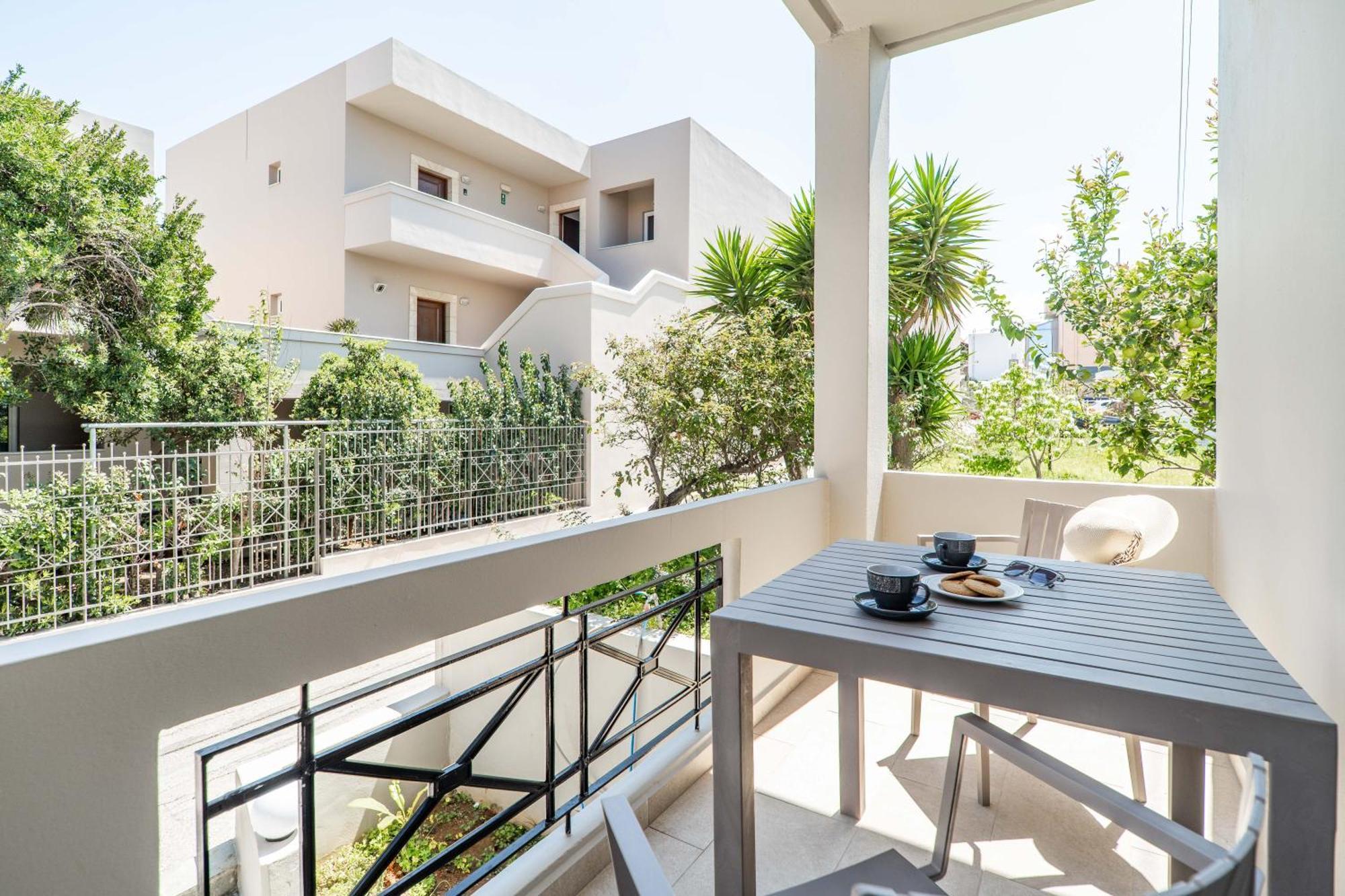 Manos Beachside Apartments Agia Marina  Phòng bức ảnh