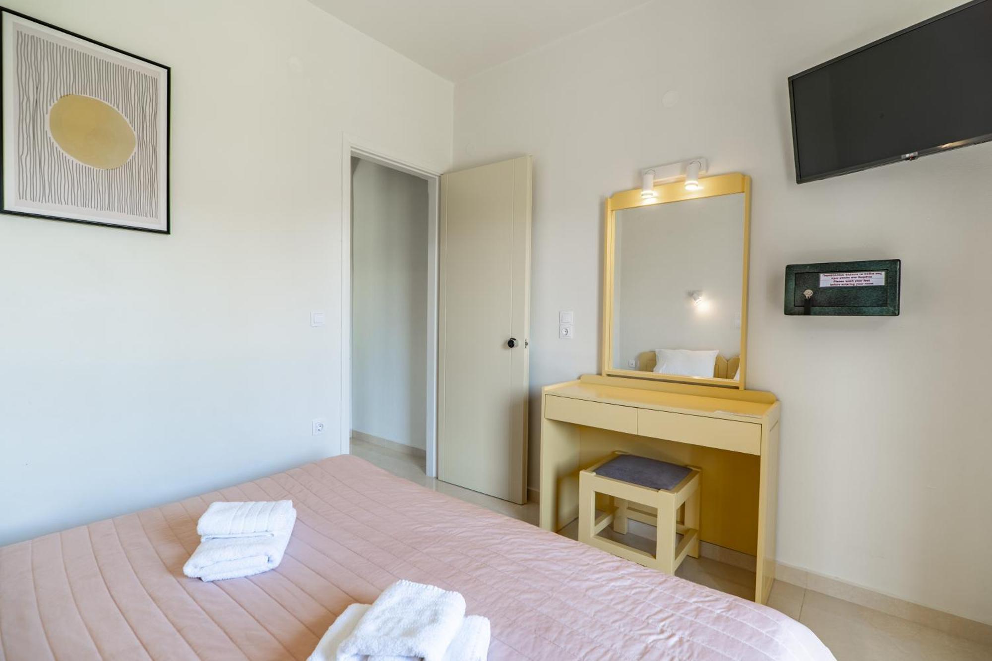 Manos Beachside Apartments Agia Marina  Ngoại thất bức ảnh