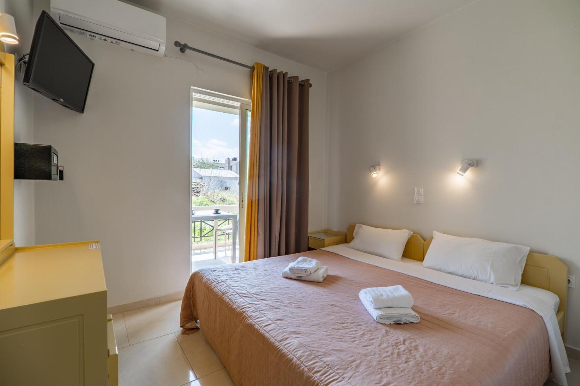 Manos Beachside Apartments Agia Marina  Ngoại thất bức ảnh