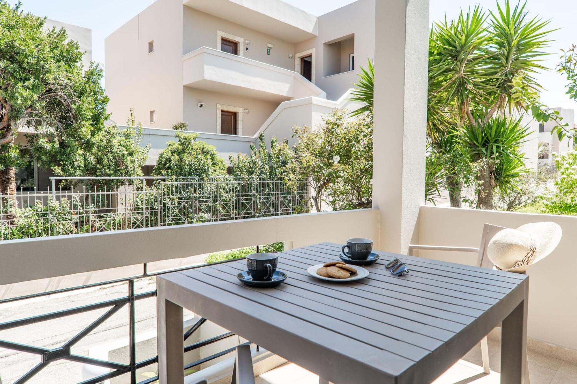 Manos Beachside Apartments Agia Marina  Phòng bức ảnh