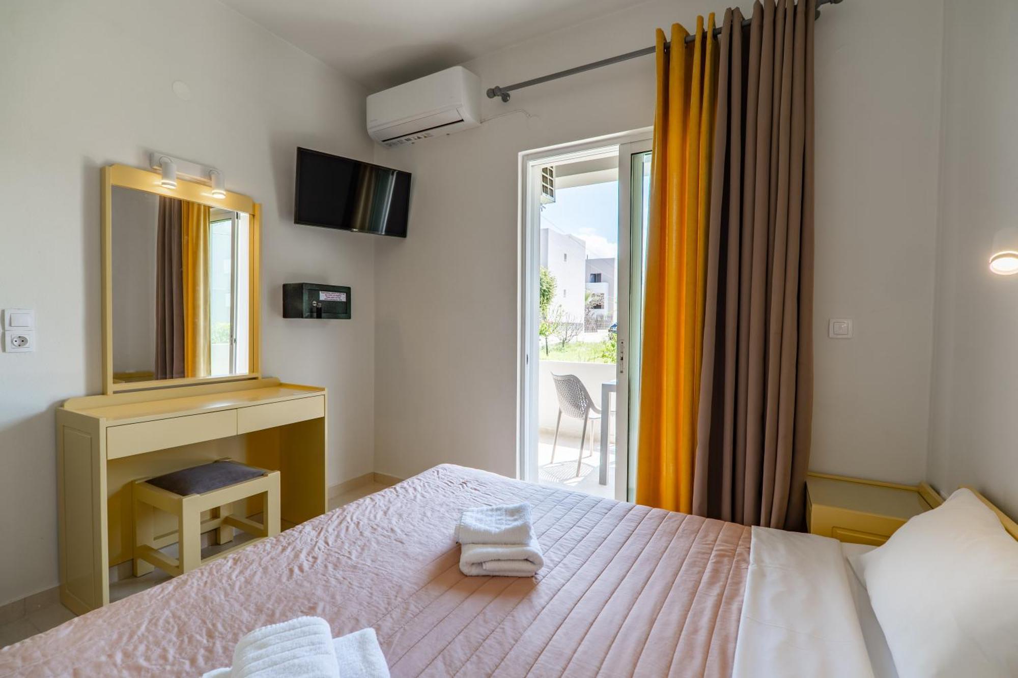 Manos Beachside Apartments Agia Marina  Ngoại thất bức ảnh