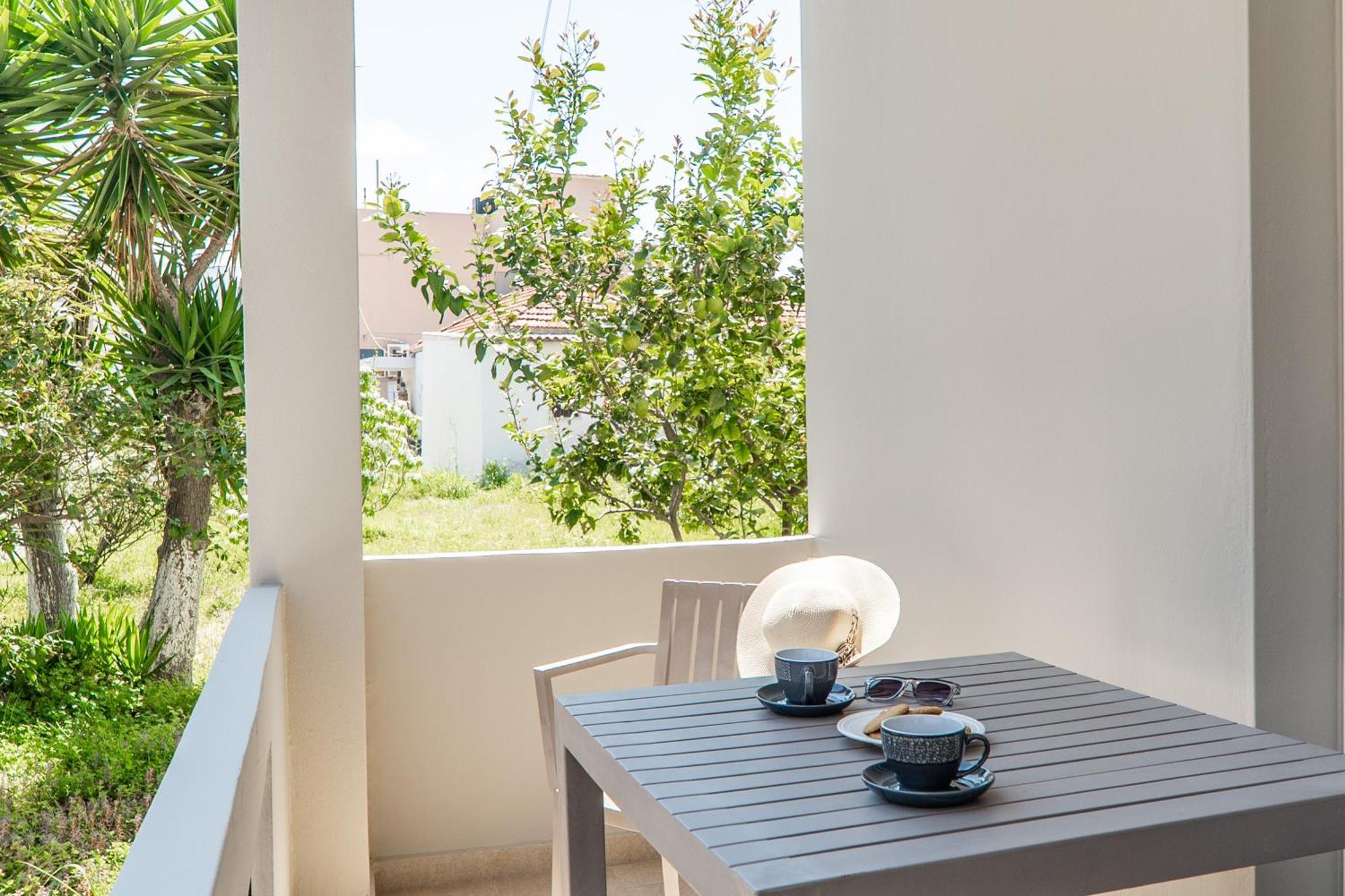 Manos Beachside Apartments Agia Marina  Ngoại thất bức ảnh