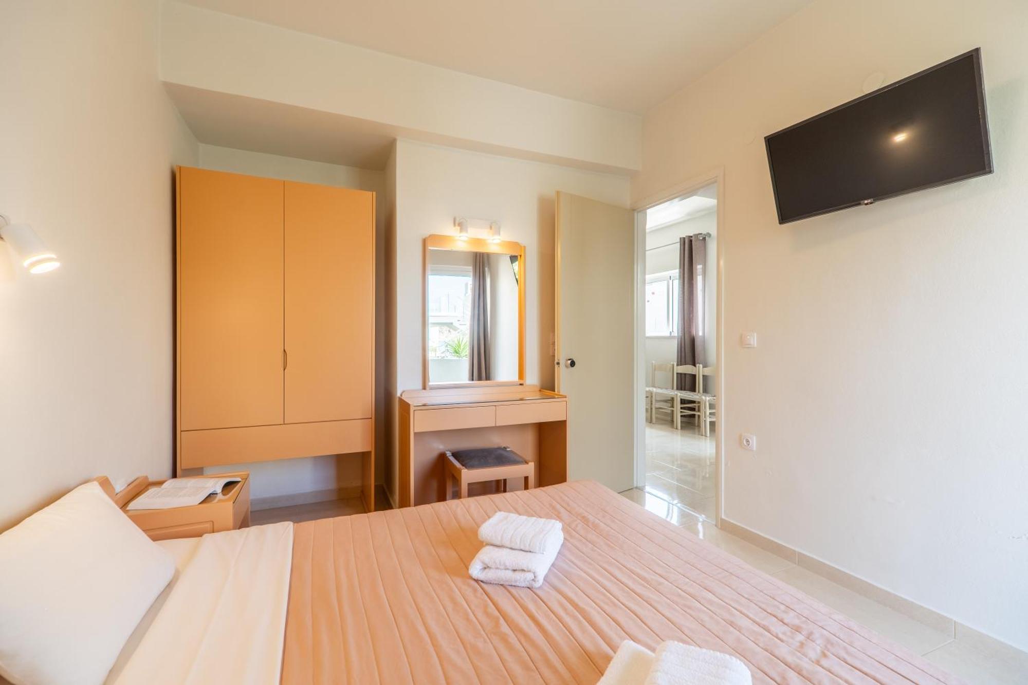 Manos Beachside Apartments Agia Marina  Ngoại thất bức ảnh
