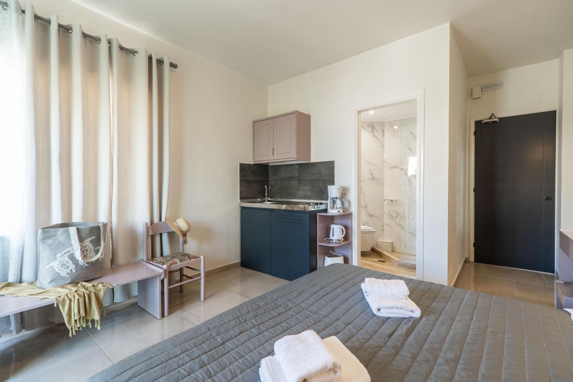 Manos Beachside Apartments Agia Marina  Ngoại thất bức ảnh