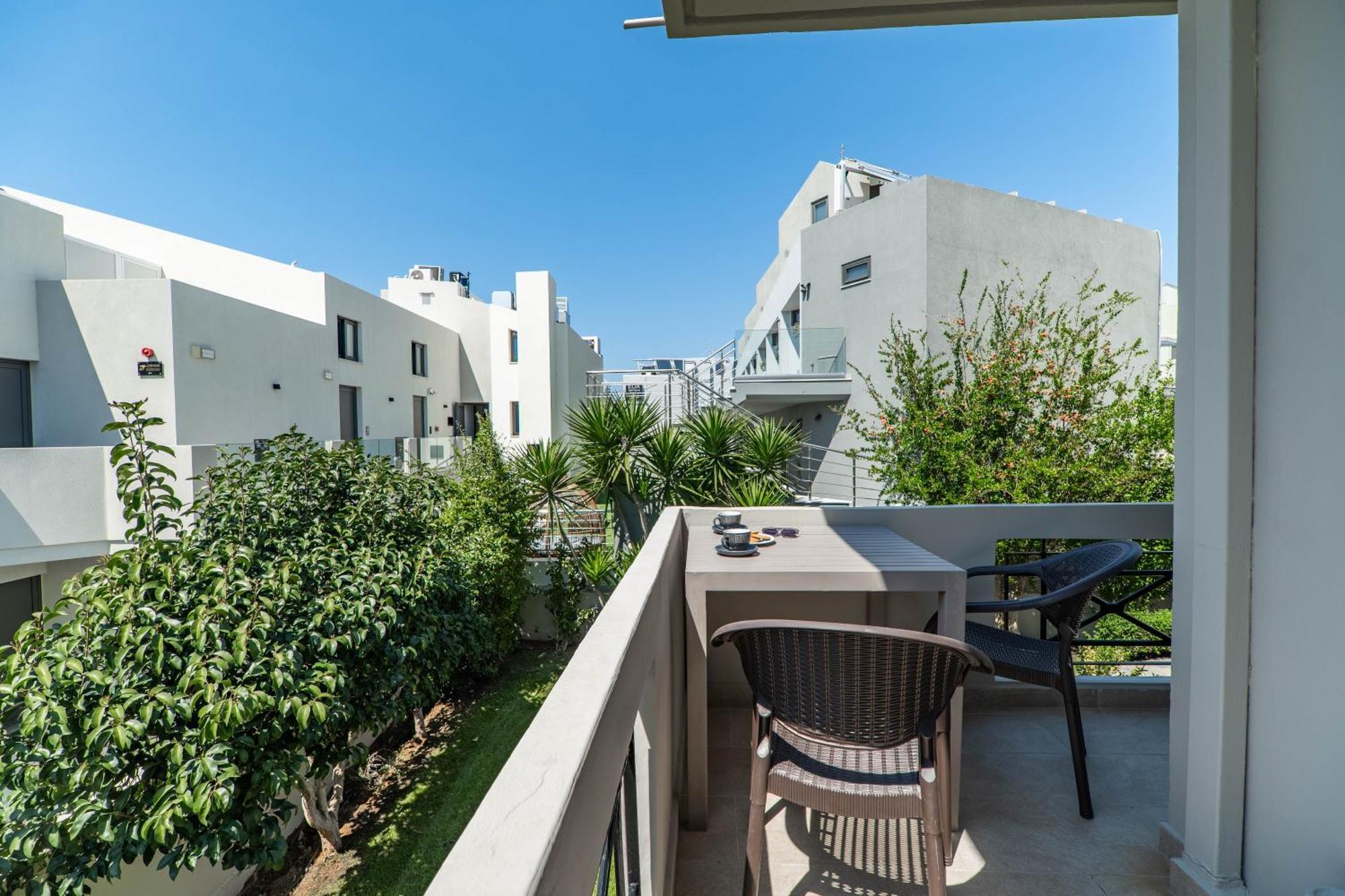 Manos Beachside Apartments Agia Marina  Ngoại thất bức ảnh
