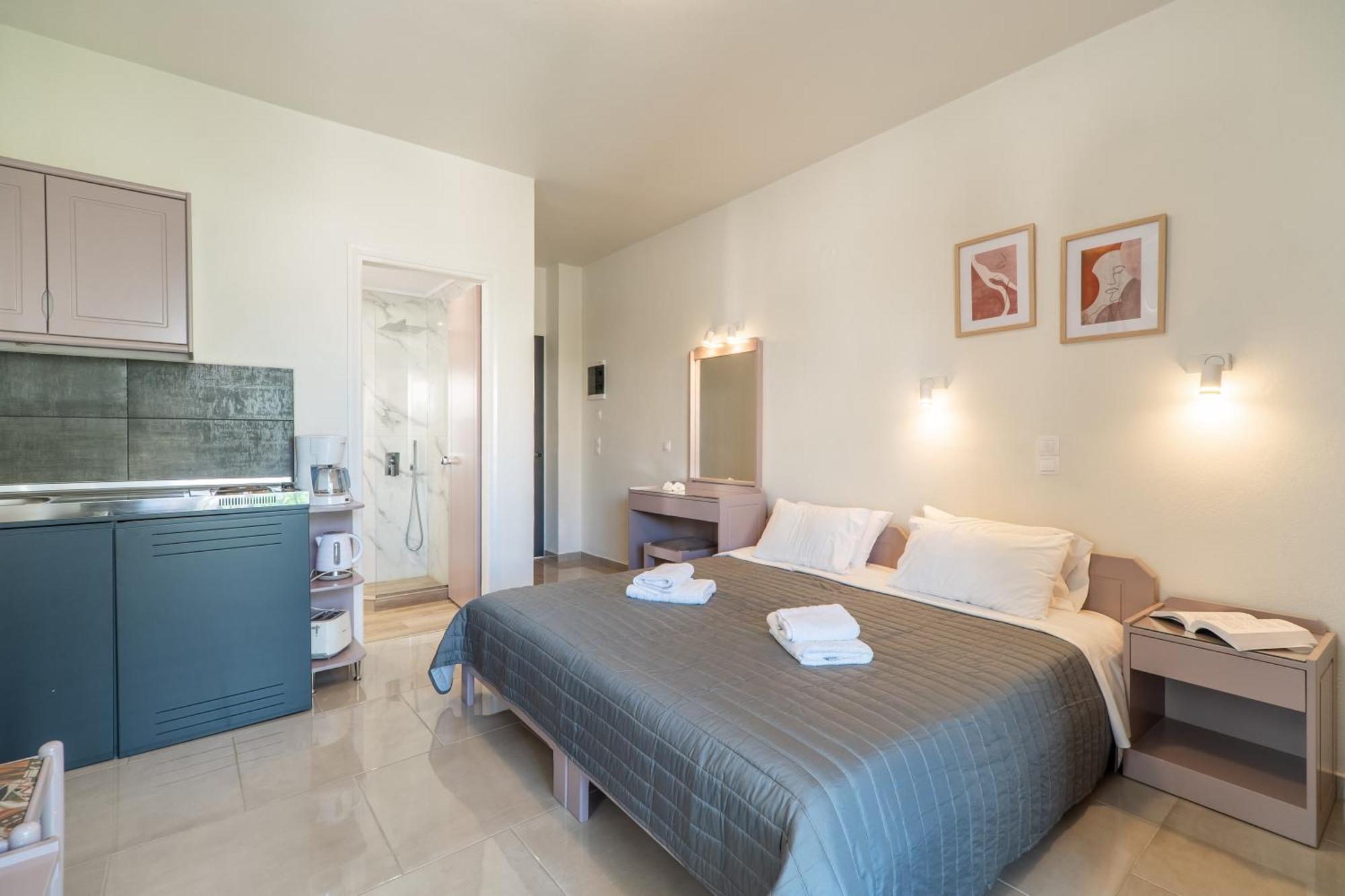 Manos Beachside Apartments Agia Marina  Ngoại thất bức ảnh