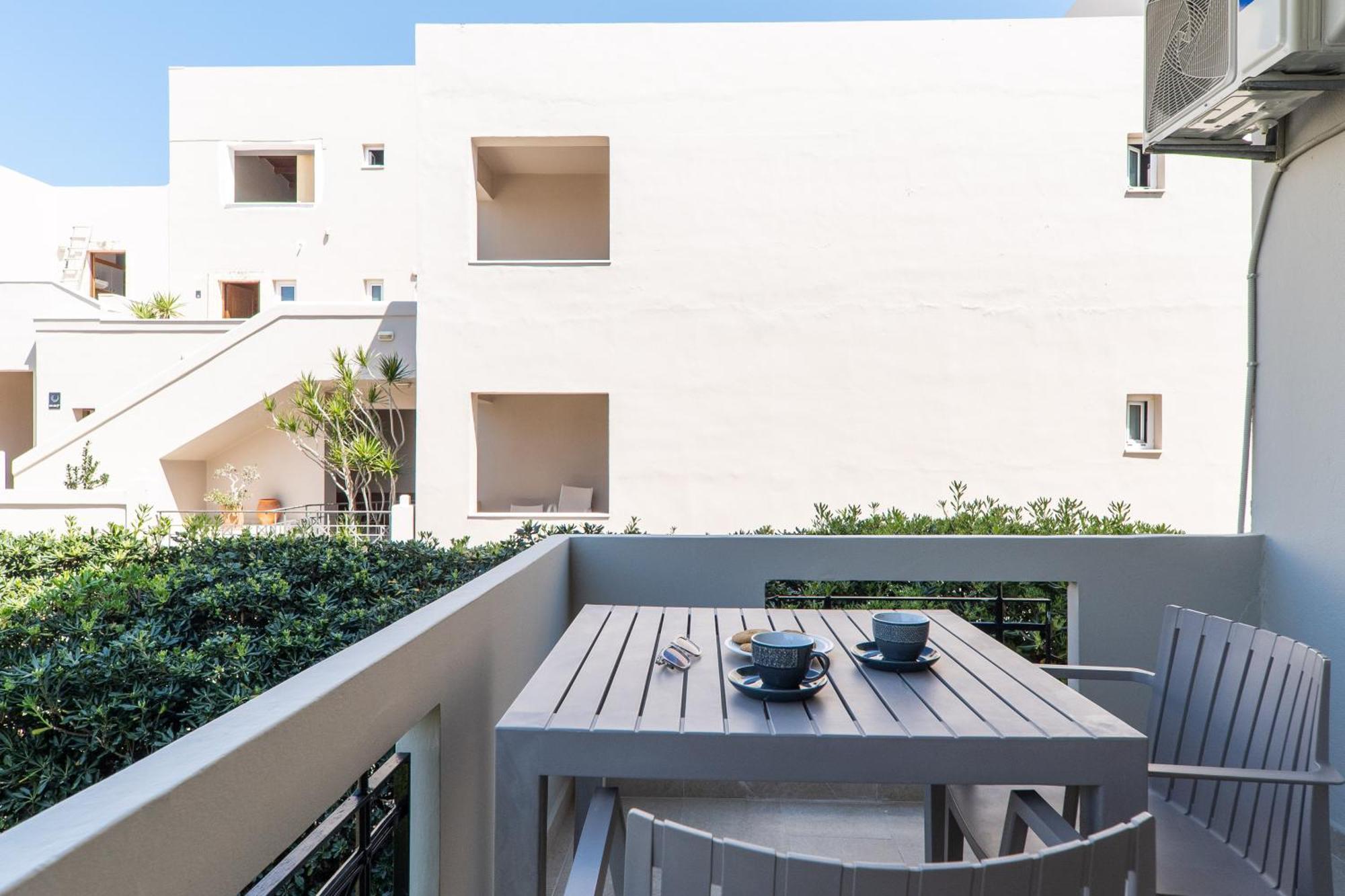 Manos Beachside Apartments Agia Marina  Ngoại thất bức ảnh