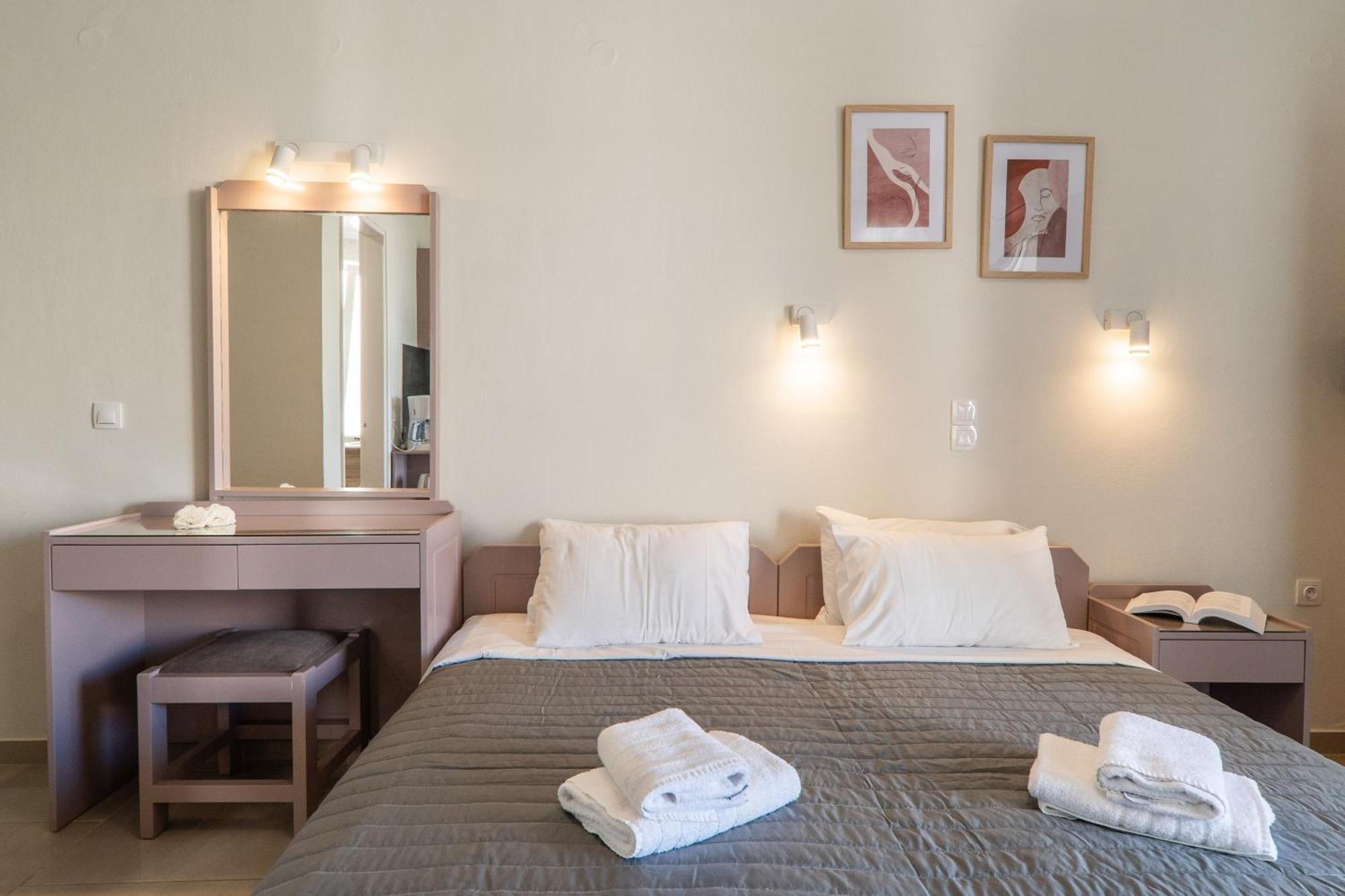 Manos Beachside Apartments Agia Marina  Phòng bức ảnh